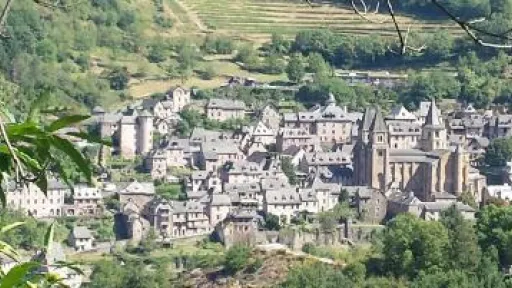 Conques en Rouergue. Ville m&eacute;di&eacute;vale et sainte au milieu d'une vall&eacute;e verdoyante.