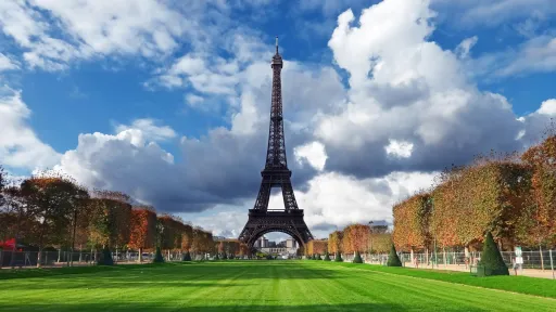 Chipway au SymfonyCon Paris 2015. Tour Eiffel sous un ciel nuageux, entourée de verdure et d'arbres d'automne.